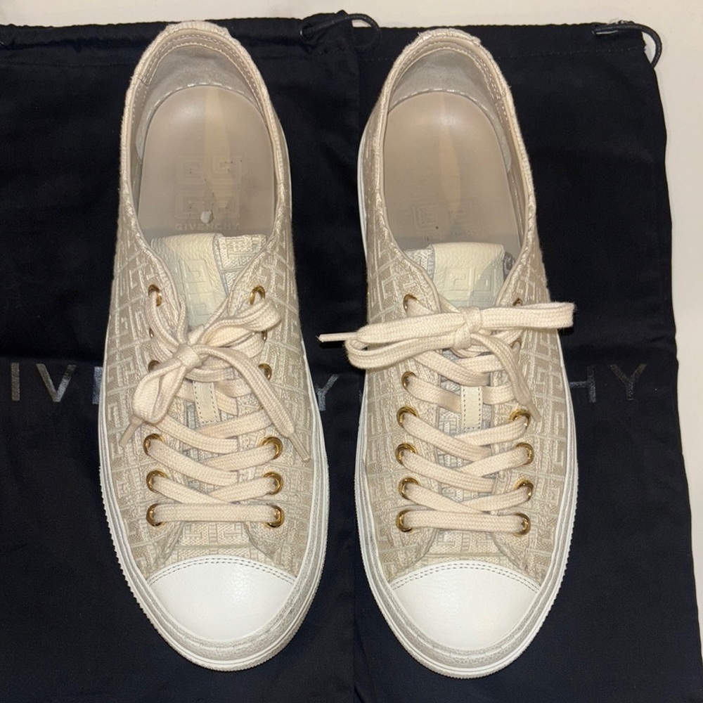 GIVENCHY
City low beige canvas sneakers
